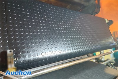 Βήμα με ασφάλεια με τα υψηλής ποιότητας αντιολισθητικά λαστιχένια φύλλα μας!